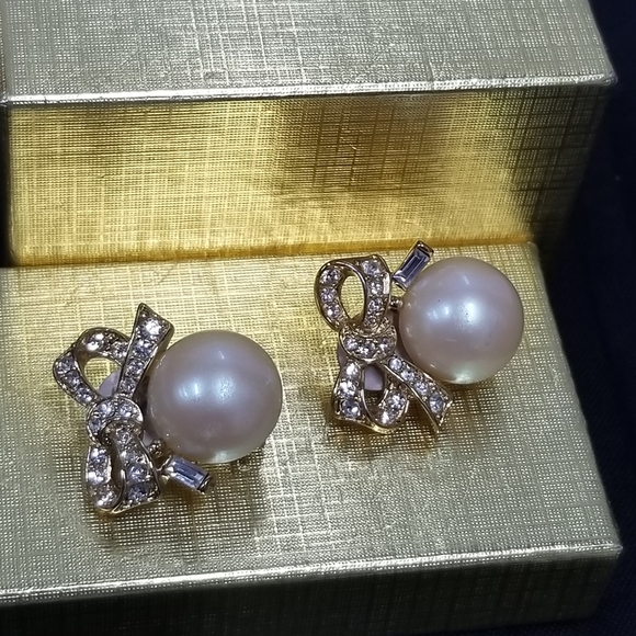 Vintage Nina Ricci  faux pearl clip on earrings - Picture 9 of 13
